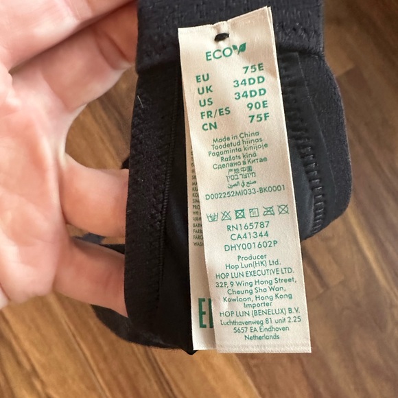 Dorina Evelyn smoothing underwire bra in black. - Picture 5 of 5